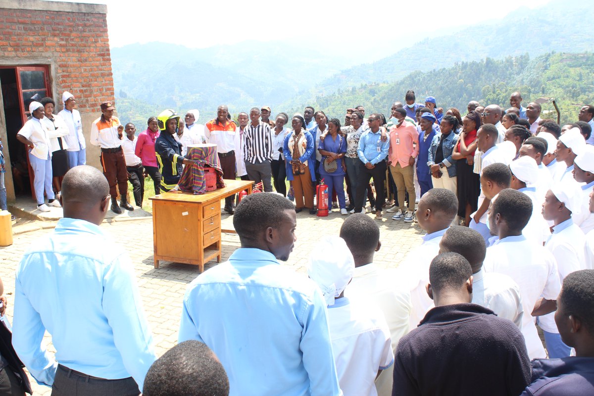 MurundaHospital's tweet photo. Ku bufatanye na @Rwandapolice ishami ryayo rishinzwe gukumira no kurwanya inkongi y'umuriro #firebrigade, kuri uyu wa Gatatu Abakozi b'ibitaro bya Murunda bahuguwe uko bakwirinda ndetse bakarwanya inkongi y'umuriro mu gihe yibasiriye Ibitaro, ingo zabo cg ahandi.  1/2 https://t.co/M8e3uPhezw