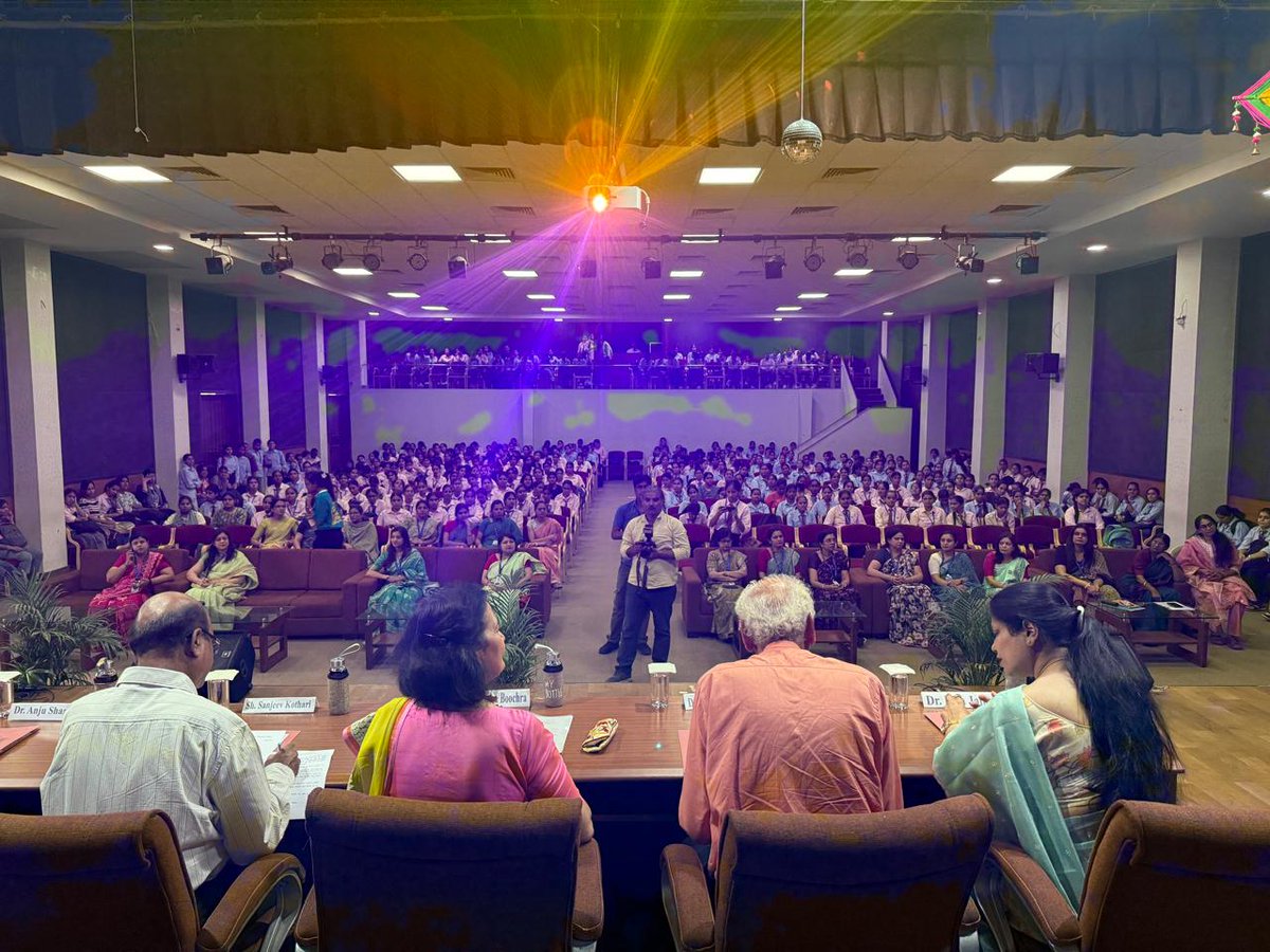 NeetaPBoochra's tweet photo. प्रो.रमेश अरोडा जी की गरीमामयी उपस्थिति में एस.एस.जैन सुबोध गर्ल्स पी.जी कॉलेज सांगानेर में आयोजित ‘प्रेरणा एवं आत्मविश्वास’ विषयक व्याख्यान कार्यक्रम में मुख्य अतिथि के रूप में सम्मिलित हुई। व्याख्यान कार्यक्रम को संबोधित किया। छात्राओं को  ‘खुशी की कला’ पुस्तक का भी वितरण की। https://t.co/IQ2mlkhjok