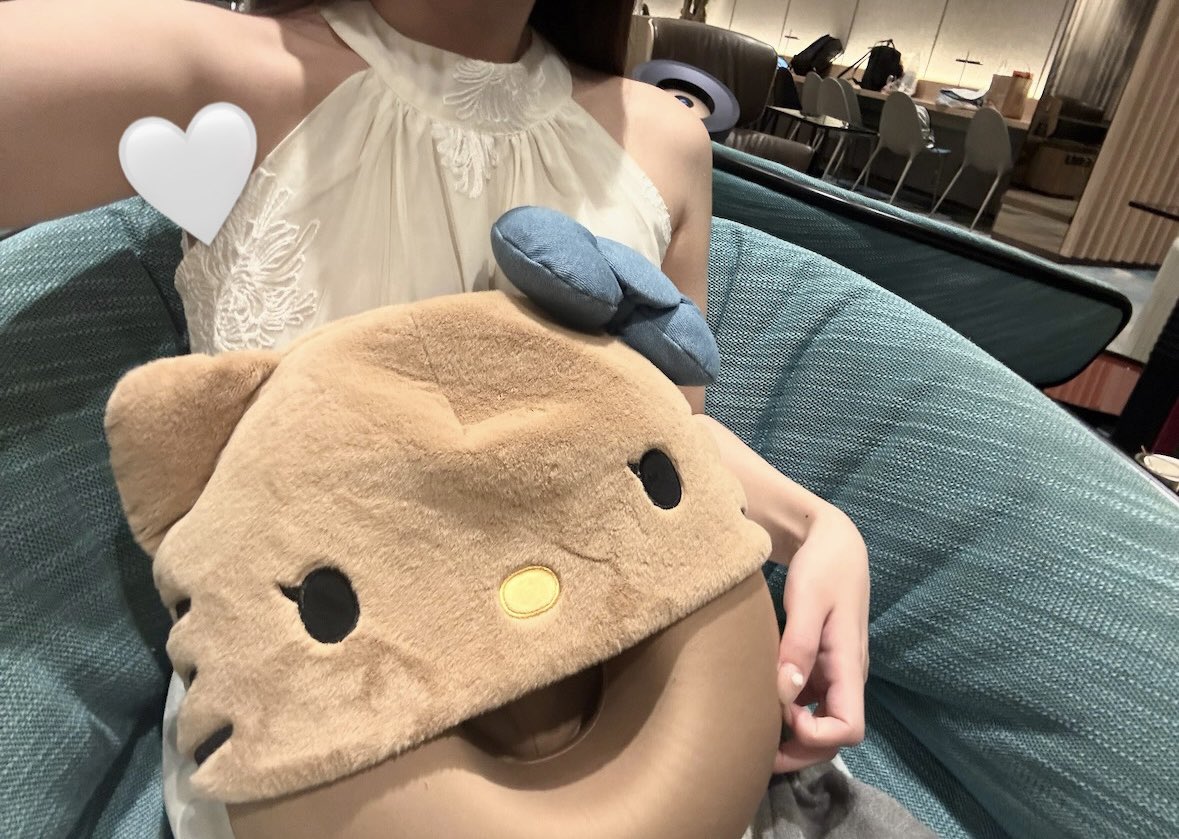 今回も日焼けキティちゃんネックピロー大活躍😻✈️去年10月にゲットし