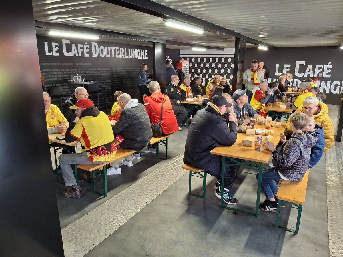 De_Dwarslat's tweet photo. A matchday in Lens is more than just football. 🍴 👌
@Limbeertinence #gueulesnoires #douterlungne #dambrine https://t.co/tD1oJnkPO8