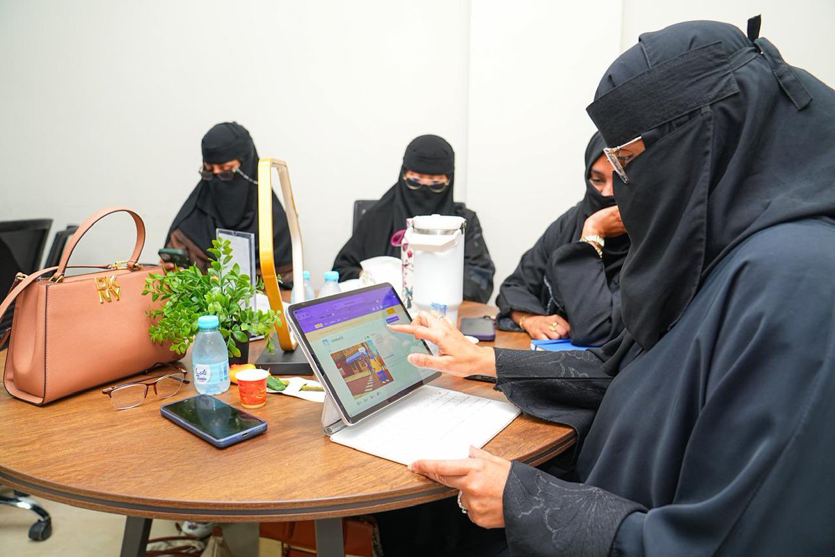 MOE_JDH's tweet photo. اختتمت ورشة "تأهيل مدربات الروبوت والرياضات اللاسلكية" بمدارس دار الفرسان الأهلية، بالشراكة مع الاتحاد السعودي للروبوت والرياضات اللاسلكية وشركة AI Arena، بهدف تنمية المهارات التقنية لمعلمات الطفولة المبكرة ورائدات النشاط وتمكينهن من تدريب الأطفال على مهارات المستقبل.
#تعليم_جدة https://t.co/w9udF2KZlt