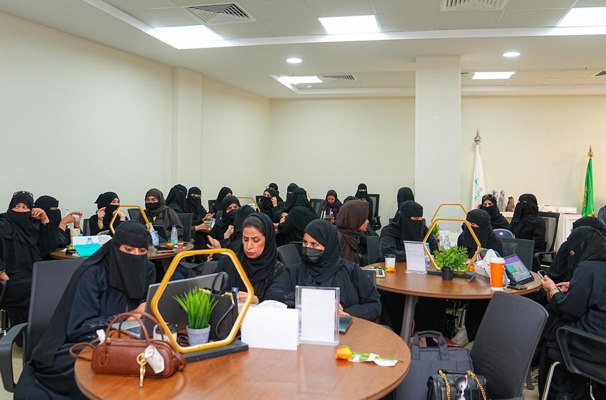 MOE_JDH's tweet photo. اختتمت ورشة "تأهيل مدربات الروبوت والرياضات اللاسلكية" بمدارس دار الفرسان الأهلية، بالشراكة مع الاتحاد السعودي للروبوت والرياضات اللاسلكية وشركة AI Arena، بهدف تنمية المهارات التقنية لمعلمات الطفولة المبكرة ورائدات النشاط وتمكينهن من تدريب الأطفال على مهارات المستقبل.
#تعليم_جدة https://t.co/w9udF2KZlt