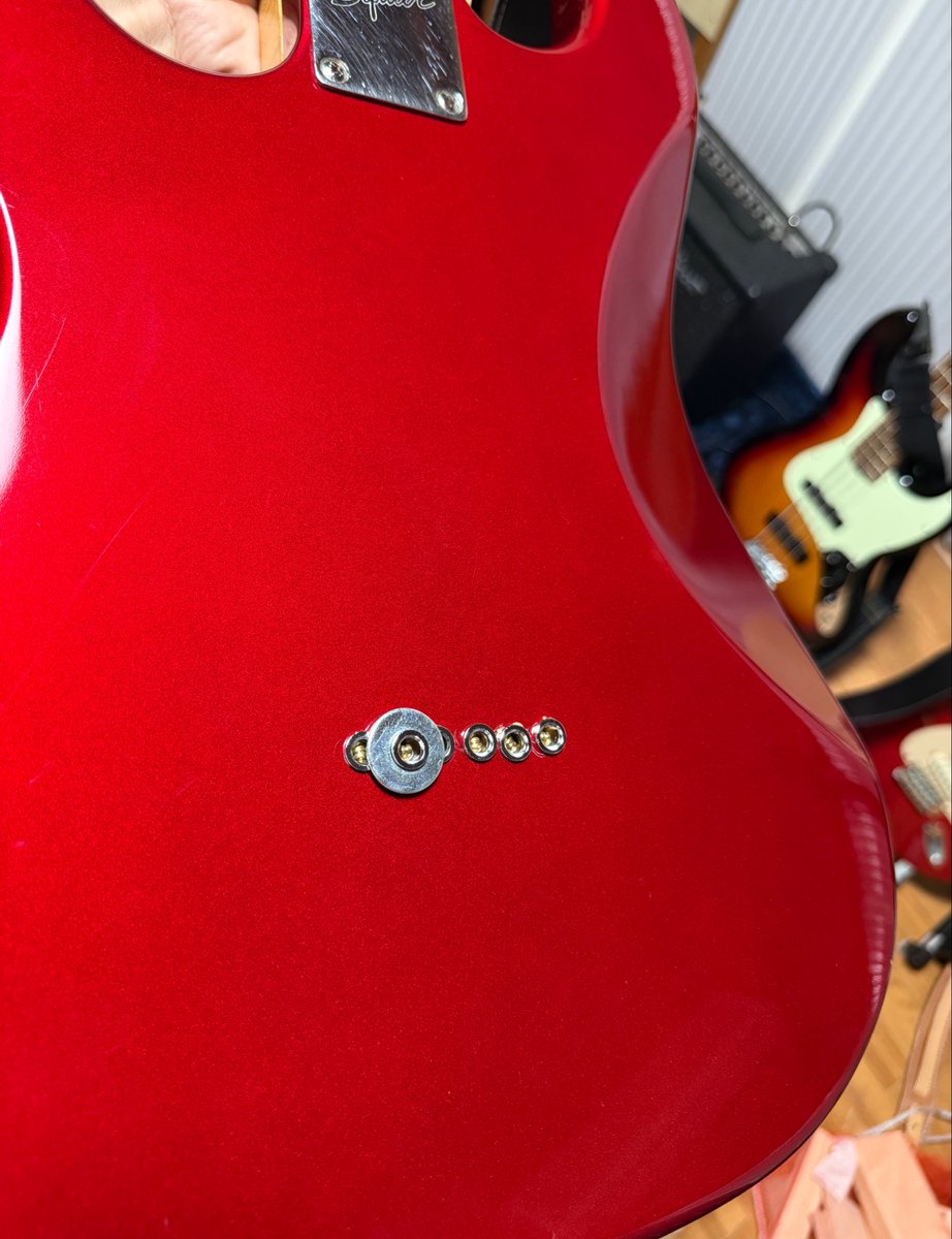 kingofking0209's tweet photo. 自分で穴開けて裏通し加工したけど、、、
ミスったよw

穴と穴の距離が近くてストリングブッシュが重なってしまって応急処置でワッシャーをかませてるw
音に影響でるかな？

素直にトップロードに戻そうか

#squier51 https://t.co/Ej5oyi2oFz