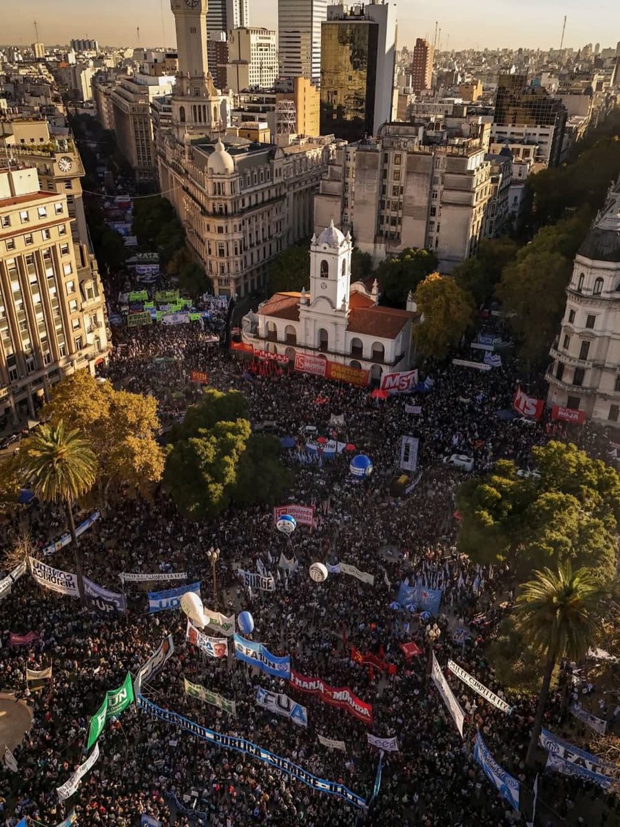 Sanchezrcomuna5's tweet photo. MARCHA FEDERAL UNIVERSITARIA

Ayer estuvimos junto a @ListaVerde_ok y sus Consejeros Directivos @javiperaltaok y @_lucilapelizza  y colegas graduados y graduadas participando del reclamo para el cumplimiento de la #leydefinanciamientouniversitario

Una multitud en todo el país en defensa de la #UniversidadPública y repudiando la soberbia del gobierno nacional.
@CentroComunarte @NEParticipacion @martinburgosz 
@luciacirmi_