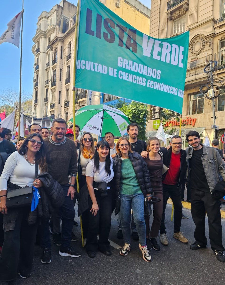 Sanchezrcomuna5's tweet photo. MARCHA FEDERAL UNIVERSITARIA

Ayer estuvimos junto a @ListaVerde_ok y sus Consejeros Directivos @javiperaltaok y @_lucilapelizza  y colegas graduados y graduadas participando del reclamo para el cumplimiento de la #leydefinanciamientouniversitario

Una multitud en todo el país en defensa de la #UniversidadPública y repudiando la soberbia del gobierno nacional.
@CentroComunarte @NEParticipacion @martinburgosz 
@luciacirmi_
