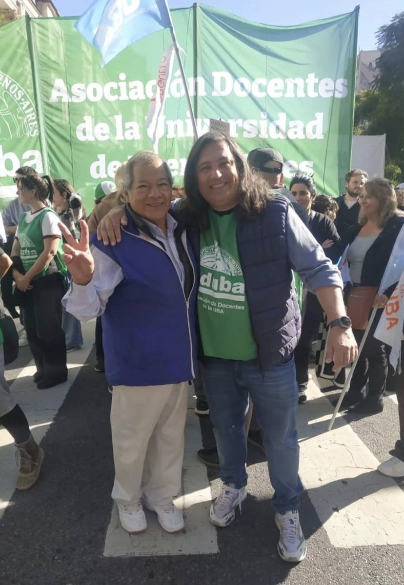 Sanchezrcomuna5's tweet photo. MARCHA FEDERAL UNIVERSITARIA

Ayer estuvimos junto a @ListaVerde_ok y sus Consejeros Directivos @javiperaltaok y @_lucilapelizza  y colegas graduados y graduadas participando del reclamo para el cumplimiento de la #leydefinanciamientouniversitario

Una multitud en todo el país en defensa de la #UniversidadPública y repudiando la soberbia del gobierno nacional.
@CentroComunarte @NEParticipacion @martinburgosz 
@luciacirmi_