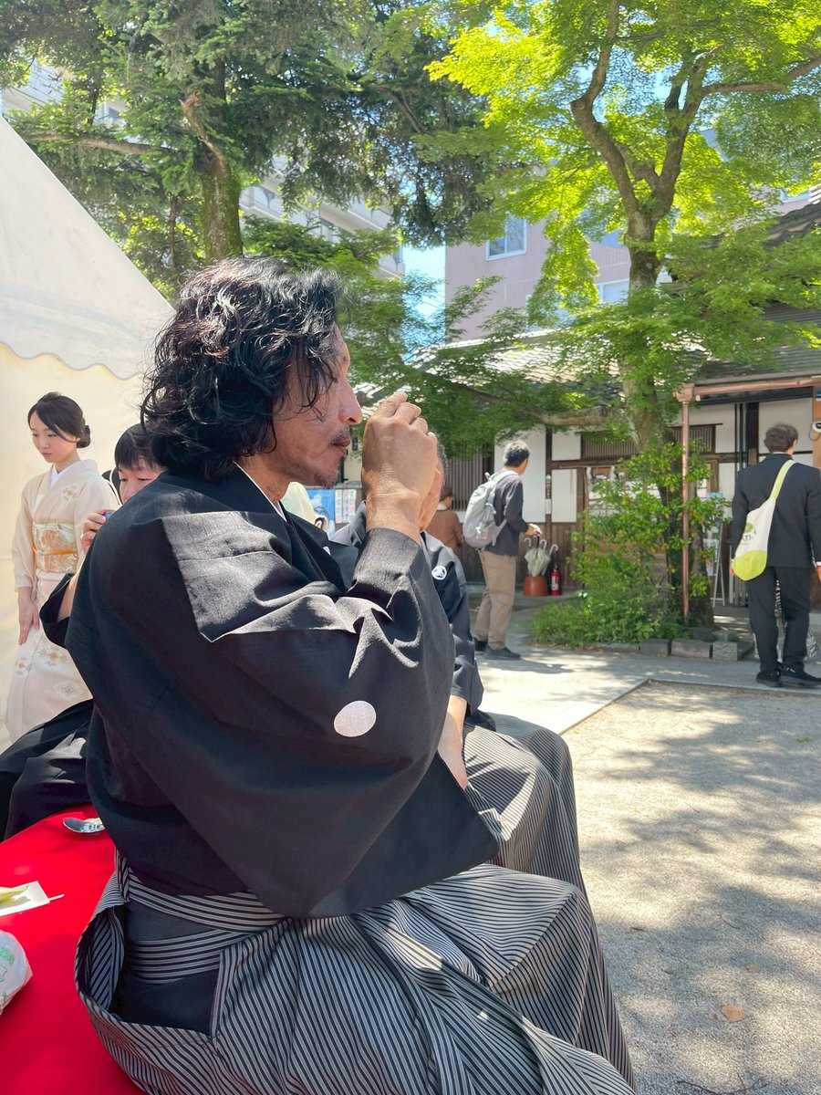 taishazanmai's tweet photo. 白峯神宮にて奉納演武。
煎茶をいただき、心静まるひととき。
古より祈りが息づく場に身を置き、一手一足に心を込めて演武を奉納させていただきました。

#タイ捨流 #日本古武道振興会 #京都 https://t.co/xVUrJim0pn