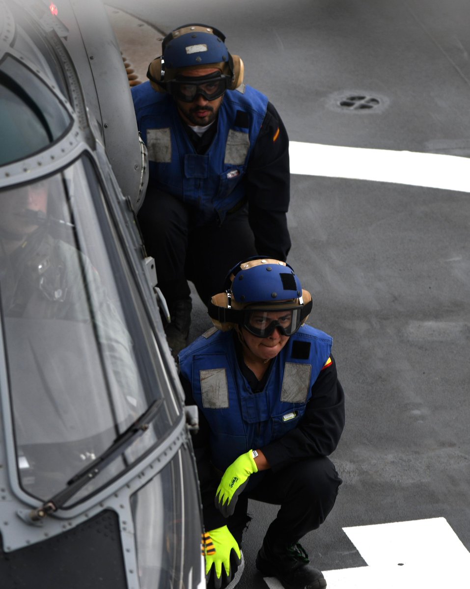 EMADmde's tweet photo. ¡Adiestramiento y cooperación en Canarias! 🚁⚓️

Durante las operaciones de Presencia, Vigilancia y Disuasión, el Buque de Acción Marítima (BAM) ‘Meteoro’ incrementa su interoperabilidad junto al ‘Súper Puma’ del @EjercitoAire en aguas del archipiélago canario. 
#MOPS #OPVD @Armada_esp