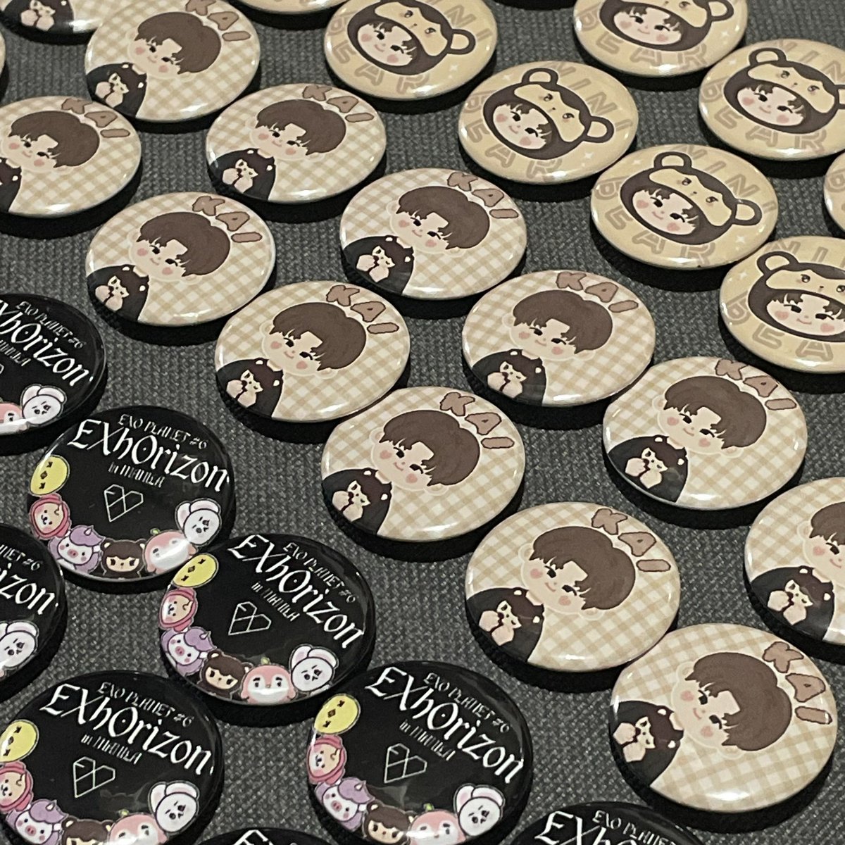 h941cartz's tweet photo. — thank uuu pooo 😸🖤

{ ₱5 glossy, ₱7 matte and glittered 32mm customized button pin, w FREE packaging ✔️}  #inca_pins 💫 

t. lf wts fan support concert freebie cse exo EXhOrizon https://t.co/5U4CUN0zQV