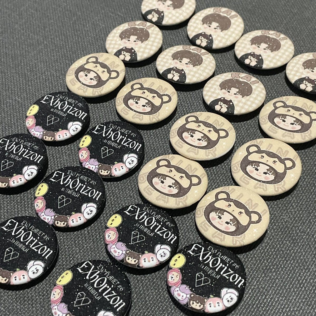 h941cartz's tweet photo. — thank uuu pooo 😸🖤

{ ₱5 glossy, ₱7 matte and glittered 32mm customized button pin, w FREE packaging ✔️}  #inca_pins 💫 

t. lf wts fan support concert freebie cse exo EXhOrizon https://t.co/5U4CUN0zQV