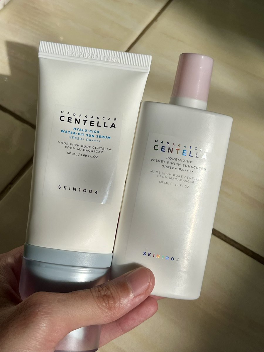 yooarrayzi's tweet photo. Matte skin or glowing skin? 👀

Aku lagi cobain 2 sunscreen dari SKIN1004 yang finishnya beda banget tapi sama-sama
nyaman dipakai daily 🌸

💗 SKIN1004 Poremizing Velvet Finish Sunscreen
💙 SKIN1004 Hyalu-Cica Water Fit Sun Serum

Honestly dua-duanya ringan banget di kulit!!! https://t.co/OVyanO2cW1