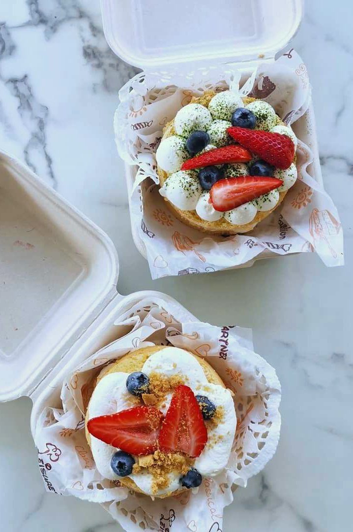 xiaoqingwu83363's tweet photo. Spent the afternoon packing little cloud cakes and doodling on the boxes like a kid again ☁️🍓
Soft cream, fresh berries, tiny handwritten hearts… somehow homemade desserts always feel warmer this way.
生活有时候,不需要太隆重,甜一点就很好。✨
#HomeBaking #StrawberryCake #JapaneseStyle #CafeVibes #HandmadeDessert #WhippedCream #CozyMoments #FoodPhotography #治愈系 #甜品日常