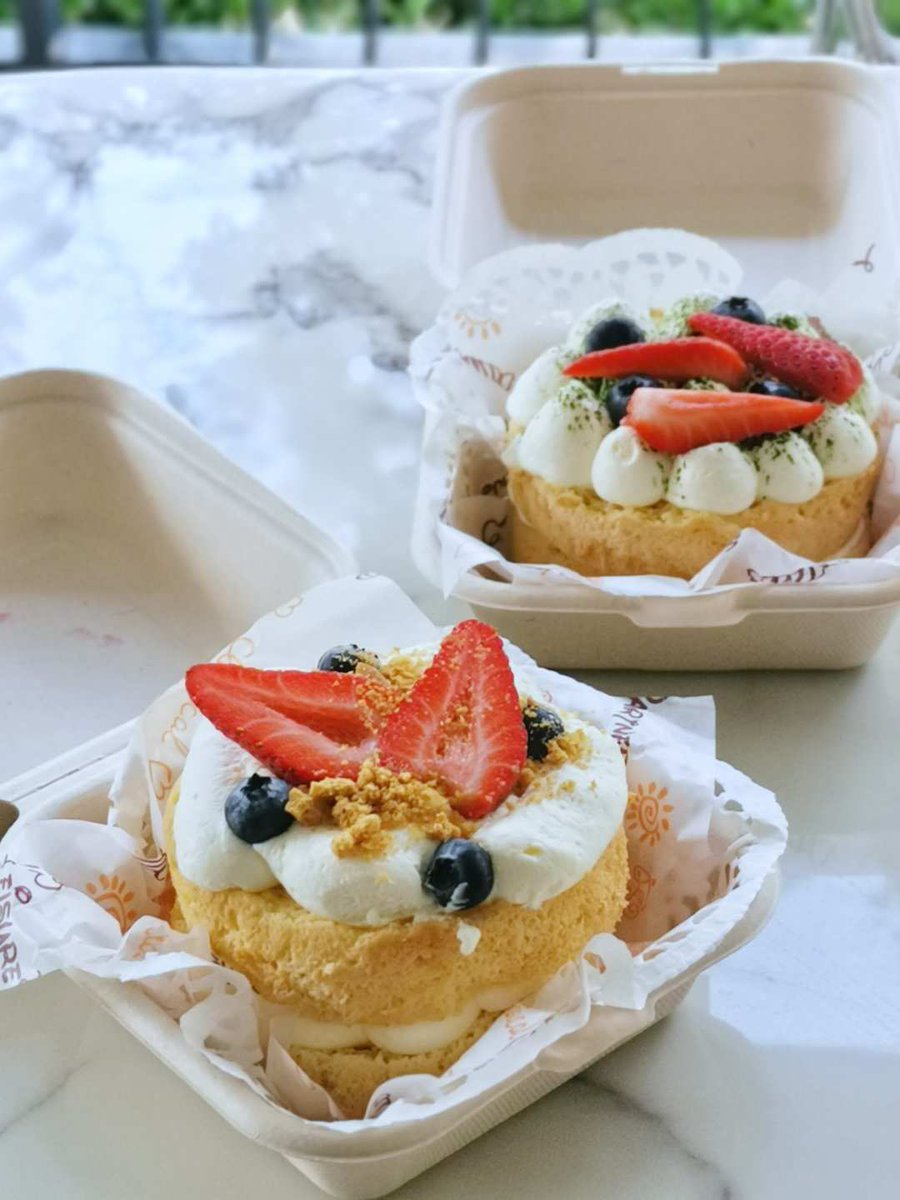 xiaoqingwu83363's tweet photo. Spent the afternoon packing little cloud cakes and doodling on the boxes like a kid again ☁️🍓
Soft cream, fresh berries, tiny handwritten hearts… somehow homemade desserts always feel warmer this way.
生活有时候,不需要太隆重,甜一点就很好。✨
#HomeBaking #StrawberryCake #JapaneseStyle #CafeVibes #HandmadeDessert #WhippedCream #CozyMoments #FoodPhotography #治愈系 #甜品日常