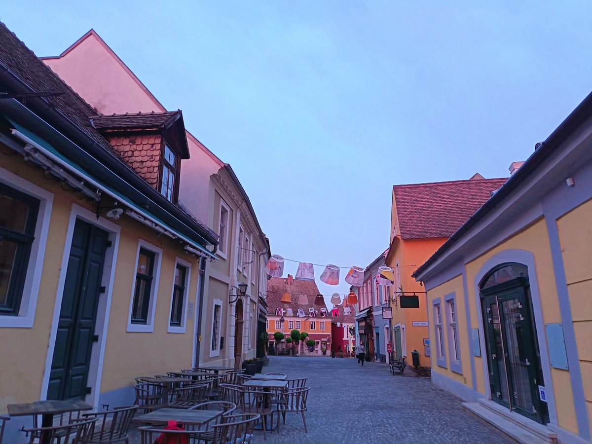 AndreaGerak's tweet photo. 🌄
🇭🇺 Tegnap a fagyosszentek dolgoztak rendesen: a kóruspróbán most nem hallhattuk a fecskék csivitelését az ablakban, kis dalostársaink biztosan összebújva gubbasztottak a fészekben.

Engem pedig a nehéz hátizsákommal is majd' elfújt a szél.

Nem csoda, hogy kihalt volt a város.A Templomdombon egyedül enyém lehetett ez a varázslat, amit most megosztok veletek is.

Hozzá Wolf Péter szerzeménye: 
Musica Beata 🎶🎹
📹  https://t.co/MUgxk8Euvi
A Musica Beata Kórus énekel

Három dalának az ősbemutatóját is hallhatjátok a június 8-i évadzáró koncertünkön, a szentendrei városháza dísztermében (az első képen a kivilágított ablakokkal).
Plakát hamarosan, de már írjátok be a naptáratokba! 🗓️

#Szentendre #naplemente #MusicaBeata #koncert #Magyarország #Hungary