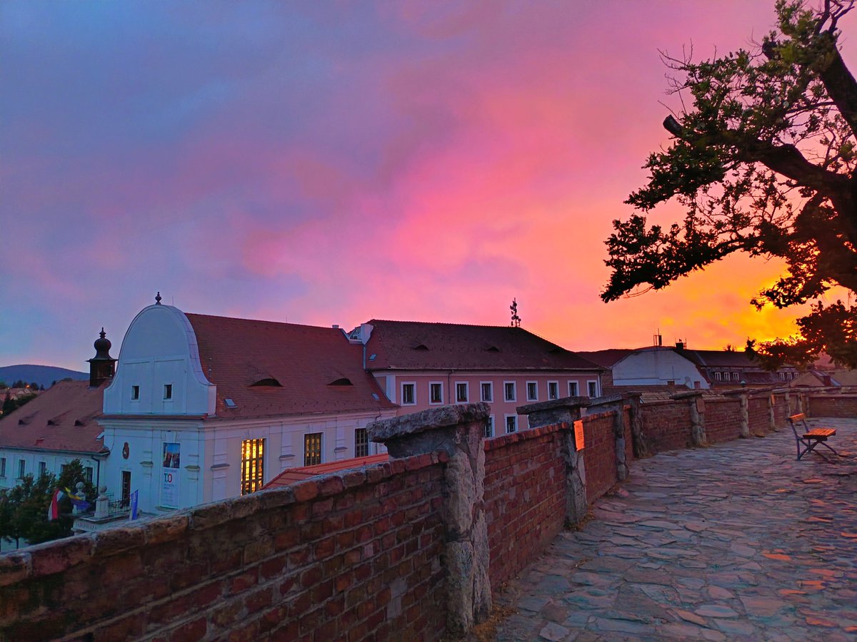AndreaGerak's tweet photo. 🌄
🇭🇺 Tegnap a fagyosszentek dolgoztak rendesen: a kóruspróbán most nem hallhattuk a fecskék csivitelését az ablakban, kis dalostársaink biztosan összebújva gubbasztottak a fészekben.

Engem pedig a nehéz hátizsákommal is majd' elfújt a szél.

Nem csoda, hogy kihalt volt a város.A Templomdombon egyedül enyém lehetett ez a varázslat, amit most megosztok veletek is.

Hozzá Wolf Péter szerzeménye: 
Musica Beata 🎶🎹
📹  https://t.co/MUgxk8Euvi
A Musica Beata Kórus énekel

Három dalának az ősbemutatóját is hallhatjátok a június 8-i évadzáró koncertünkön, a szentendrei városháza dísztermében (az első képen a kivilágított ablakokkal).
Plakát hamarosan, de már írjátok be a naptáratokba! 🗓️

#Szentendre #naplemente #MusicaBeata #koncert #Magyarország #Hungary