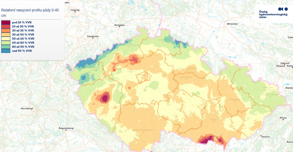 CHMUCHMI's tweet photo. Informační a předpovědní systém HAMR sledující množství vody v krajině přináší data za 19. týden:

🔵 SHRNUTÍ
V týdnu od 4.5. do 10.5. 2026 se konečně začaly vyskytovat i srážky, četnější v Čechách, teploty byly ale rozkolísané.
🌧️ SRÁŽKY
Za uplynulý týden spadlo v průměru na celé území 12 mm srážek (Čechy 17 mm, Morava 2 mm), což odpovídá 92 procentům normálu pro toto období (Čechy 138 % N, Morava 13 % N).
🌊 POVRCHOVÉ VODY
Hladiny vodních toků měly v průběhu týdne převážně setrvalou tendenci nebo po srážkách mírně kolísaly. Celkové týdenní rozdíly hladin se nejčastěji pohybovaly od -5 do +10 cm. V porovnání s dlouhodobými průměry pro květen se průtoky pohybovaly většinou v rozmezí od 15 do 65 % QV. Toky s indikací hydrologického sucha se vyskytovaly jen minimálně.
💧 PODZEMNÍ VODY
Hladina podzemní vody v mělkých vrtech byla převážně silně podnormální. Téměř na celém území Čech byly zaznamenány silně až mimořádně podnormální hladiny, Na Moravě a ve Slezsku se stav regionálně výrazně lišil.
🔥 HYDROLOGICKÉ SUCHO
V minulém týdnu byla výstraha na hydrologické sucho v platnosti pouze pro některé oblasti. Výstraha je v platnosti i pro nadcházející týden, sledujte podrobněji na https://t.co/ZHI7gNbzgk.
👀 VÝHLED
Chladnější počasí a občasné srážky bude pokračovat. Hladiny vodních toků budou v úvodu týdne po srážkách slabě až mírně rozkolísané. Ve druhé polovině týdne budou hladiny více rozkolísané, případně na přechodných vzestupech, ve východní polovině území. Počet toků s indikací hydrologického sucha by se měl snižovat. Hladiny podzemních vod budou na podobné úrovni, nebo na mírném poklesu, pouze v místě vydatnějších srážek se může začít situace postupně mírně zlepšovat.