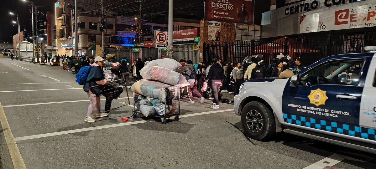 Mercados_Cuenca's tweet photo. #MercadosCuenca l Continúan los operativos de control en el sector del Mercado El Arenal. Hoy desde las 3am la Dirección de Mercados, @GuardiaCuenca, @emov_ep y @Control_Muni_C realizaron un trabajo conjunto por la seguridad y el orden. Se evidencia menos comercio informal. https://t.co/VAG8dN2f6J