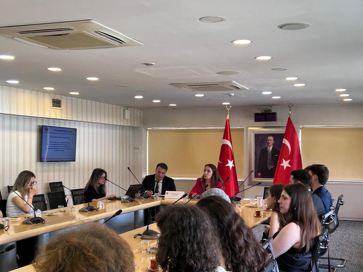 ABBaskanligi's tweet photo. Başkanlığımızı ziyaret eden İstanbul Üniversitesi Siyaset Bilimi ve Uluslararası İlişkiler Kulübü @iusuik öğrencileri 👩🎓👨🎓 Türkiye-AB  🇹🇷🇪🇺ilişkileri, AB programları ve 🇪🇺 eğitim&amp;burs imkanları hk bilgilendirildi. 🇹🇷🇪🇺 https://t.co/8sxPFPj8gk