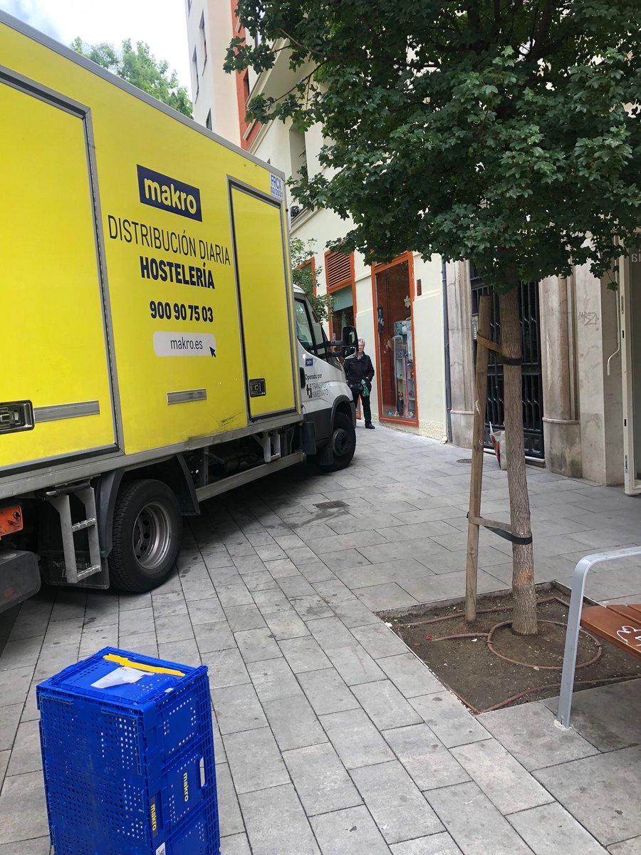 ElOrganillo's tweet photo. El tramo peatonal de Palafox se ha convertirdo en un aparcamiento improvisado de reparto.

Hay portales bloqueados y pasos obstruidos a todas horas.

@JMDChamberi ¿hacemos algo? https://t.co/gg2JGKMxq2