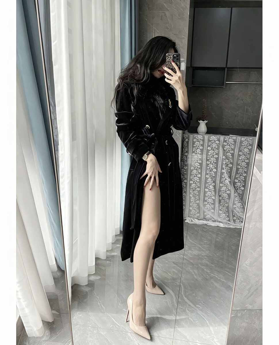 黑丝绒的致命温柔🖤
高开叉里的小心机，是专属于御姐的浪漫～
#黑丝绒穿搭 #红底高跟 #纯欲天花板 #氛围感美女 https://t.co/4KIZ7zRFz8