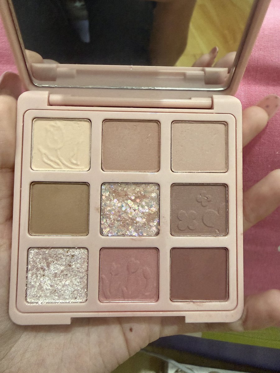 neodouze's tweet photo. wts eyeshadow gogotales secret garden shade 901 90% used 50k https://t.co/LYeWd6aD3z