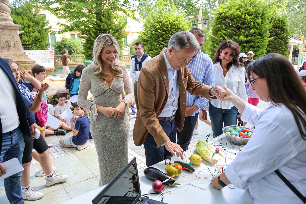 AytoLorca's tweet photo. 🧑‍⚕️ Lorca abre las puertas a la salud con una feria que convierte la prevención y el bienestar en los principales protagonistas durante estos días

🍐 🥼 🧑‍⚕️ Hasta el 15 de mayo los asistentes podrán participar en la Alameda de la Constitución en actividades variadas como charlas informativas, talleres prácticos, actividades de divulgación sanitaria, sesiones sobre nutrición y alimentación saludable, encuentros específicos dirigidos a colectivos concretos, así como actividades deportivas y dinámicas educativas destinadas a centros escolares

🗣️ Fulgencio Gil: “esta feria es una apuesta decidida por fomentar una sociedad más consciente, más activa y mejor preparada para cuidarse cada día. La Feria de la Salud se suma al amplio calendario de eventos, encuentros y ferias temáticas que Lorca acoge a lo largo de todo el año, consolidando a nuestra ciudad como un referente en la organización de actividades abiertas a todos los públicos y generando, además, un importante movimiento en nuestras calles, comercios y establecimientos hosteleros”

ℹ️ https://t.co/fKnxi03xhe
