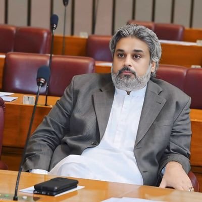 bach64761's tweet photo. الا��منگ سب لوگ مطالبہ کرے کہ حامد رضا صاحب کا علاج کروایا جائے  🚨 
صاحبزادہ حامد رضا ایک عالم دین اور نہایت شریف اور وفادار انسان ہیں ۔ انہوں نے فرقہ واریت،  دہشتگردی اور انتہا پسندی کے خلاف دلیرانہ اور اصولی موقف اختیار کیا۔ انہیں صرف اس ملک کے بہتر مستقبل کی جنگ لڑنے پر سزا سنا کر جیل میں ڈال دیا گیا جہاں ان کی صحت پر تشویش کا اظہار کیا جارہا ہے۔ صاحبزادہ حامد رضا کو فوری ہسپتال منتقل کیا جائے اور فیملی کی موجودگی میں علاج کروایا جائے اور ایک بے گناہ قیدی کو کم از کم بنیادی سہولیات دی جاسکیں۔
صاحبزادہ حامد رضا وفا کی پہچان 
@_SahibzadaHamid