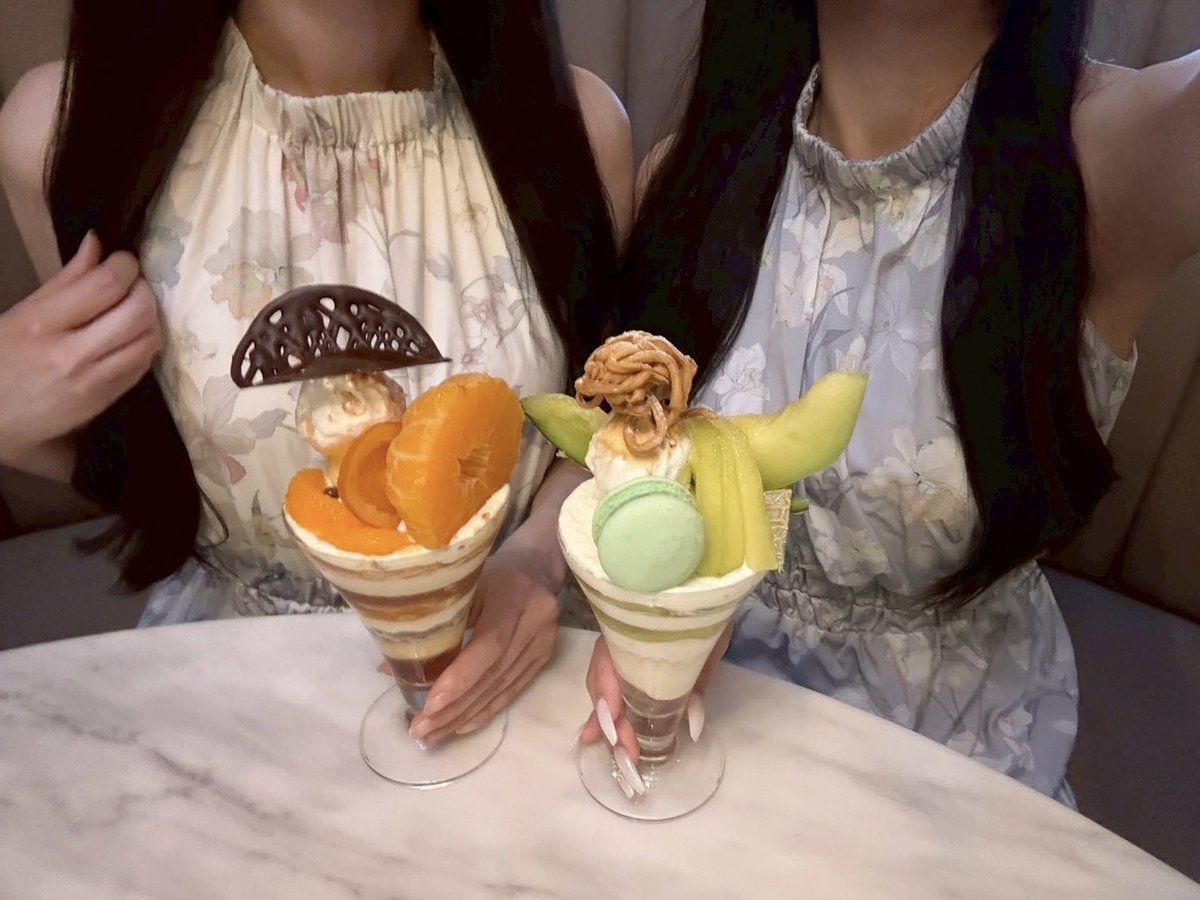 fucu_cafe's tweet photo. 📍THE STRINGS BY INTERCONTINENTAL TOKYO / 品川

またまたリピしてきたから紹介するね💕︎
今回はメロンとデコポンのパフェでちょー美味しかったのᐡ⸝⸝>  ̫ <⸝⸝ᐡ
フルーツがどーんって乗っててボリューム感最高すぎん！？🍈🍊⸝⋆*
ホビ垢たちはトリュフポテトはマストで注文するよな！！ https://t.co/A8ni5kKKJD