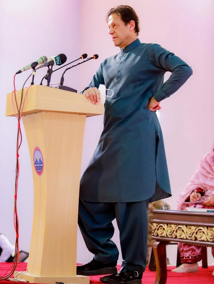 Memona_pti's tweet photo. ہم 25 کروڑ عوام منتظر ہیں ایک شخص کے 🥺🤲 https://t.co/yszad0Y95j