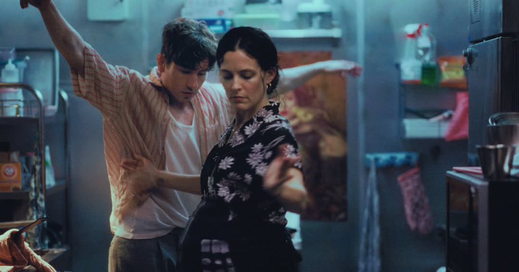 paco_ml's tweet photo. #ButterflyJam se centra en explorar distintos modos de masculinidades enfocados en las figuras paternas. Agrega más líneas narrativas que son grandes apuestas, pero no siempre resultan como se esperan. El pelícano y ESE cameo me ganaron por completo. Barry Keoghan es MVP. https://t.co/GovRkgzsvv