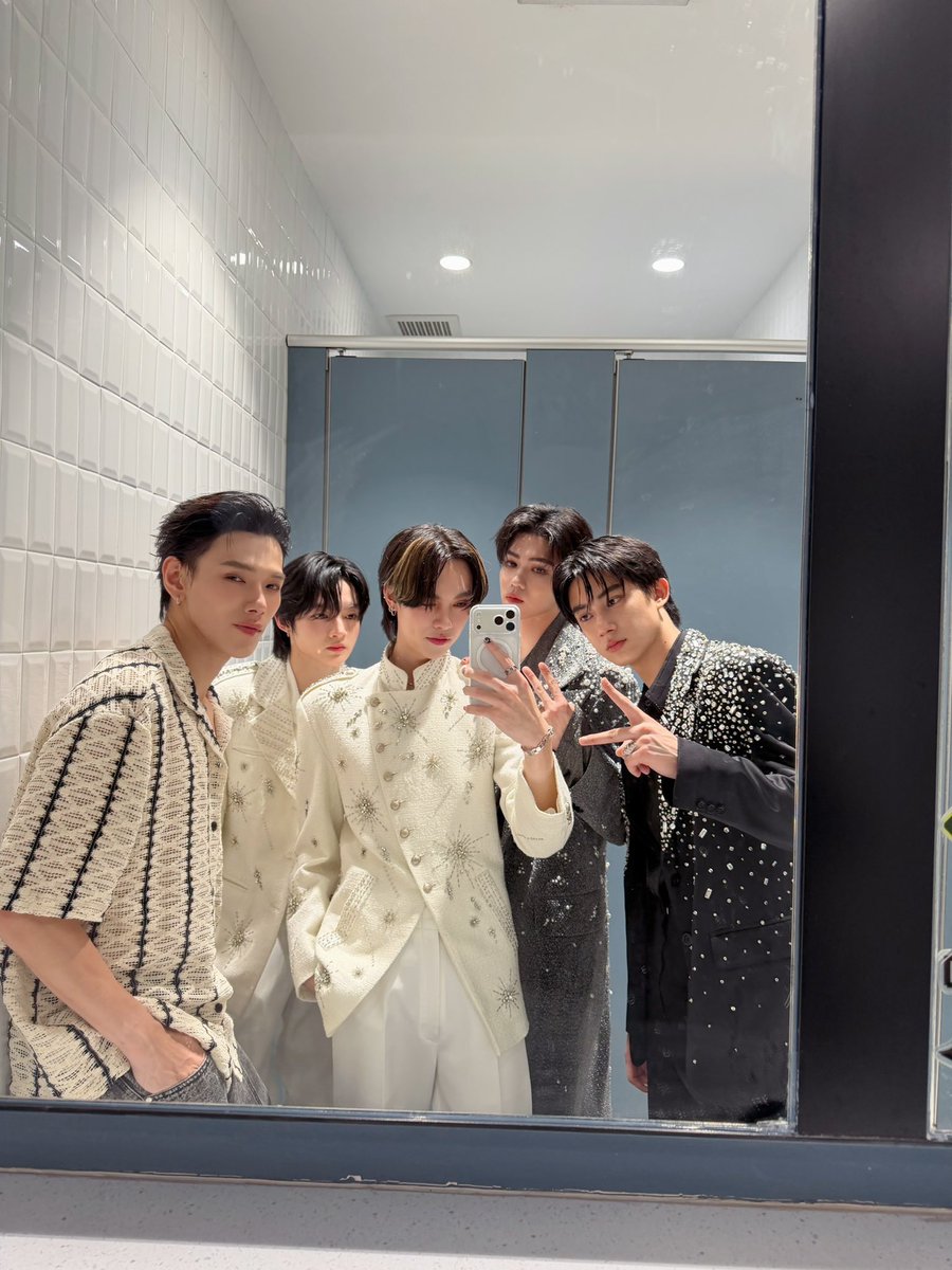 ily ୨୧𖠚ᐝ tweet media