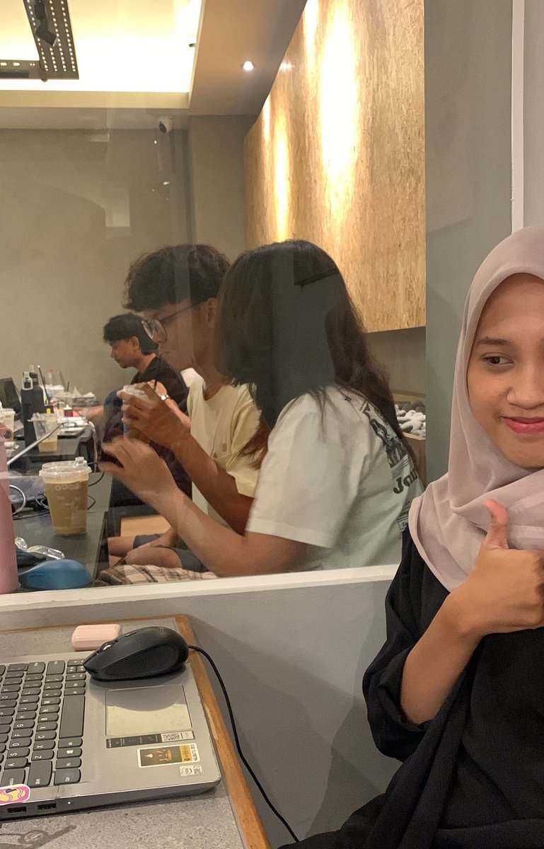 ffadlah_'s tweet photo. maksudnya apa ia skrng samping gua??? knp haris dkt"gua sih 😭☝🏼 https://t.co/cpMWmNKhd9