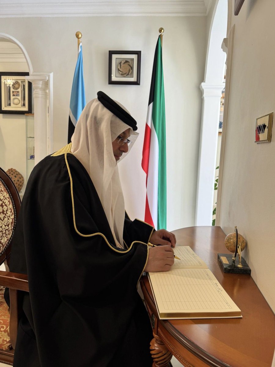BahrainEmbKW's tweet photo. قام سعادة السفير صلاح علي المالكي، سفير مملكة البحرين لدى دولة الكويت، اليوم بزيارة إلى سفارة جمهورية بوتسوانا في الكويت، وذلك لتقديم واجب العزاء في وفاة فخامة الدكتور فيستوس خونتيباني مو غاي، الرئيس السابق لجمهورية بوتسوانا. https://t.co/UCQ53TEaNk