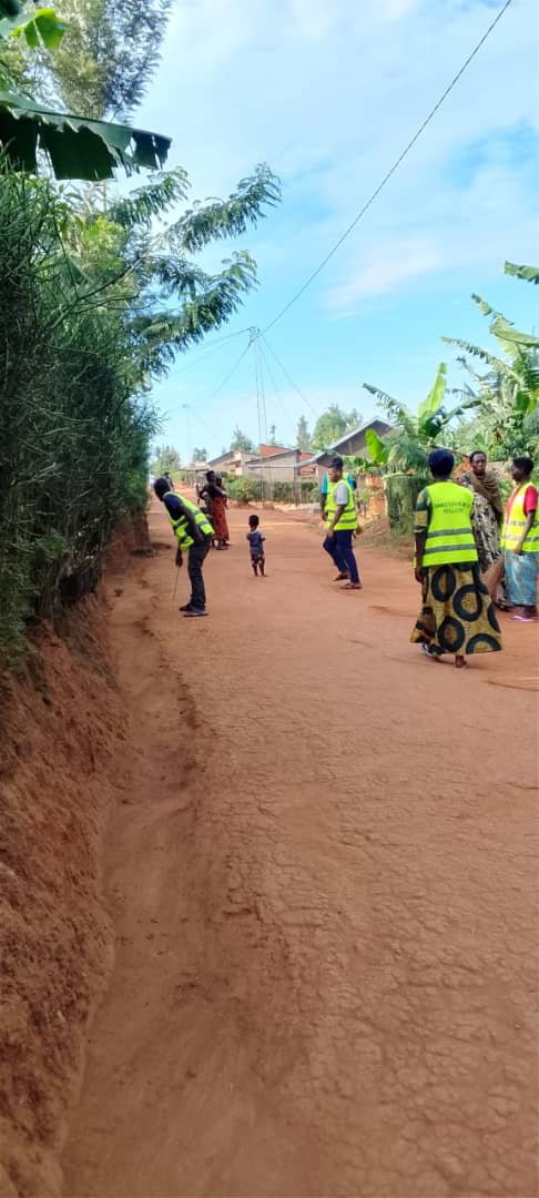 jane_dusabe's tweet photo. D:Nyagatare
S:Matimba,Murigahunda yogukomeza kwimakaza umuco wisuku nisukura,Youthvolunteers bakagali ka cyembogo babyukiye mugitondo kisuku https://t.co/zI1qJyamwG