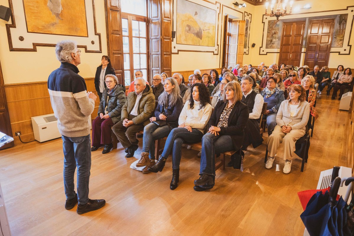 AytoMedina's tweet photo. 📸 Clausura del curso 2025-26 de la Universidad Abierta a Mayores de la UBU en su sede de Medina de Pomar con la entrega de diplomas y la interpretación de El Cantar de los Cantares a cargo de Fernando Lezcano y Ángel Arnaiz 🎓🎶

#ubuabierta #ubu #medinadepomar https://t.co/IJaUzEul66