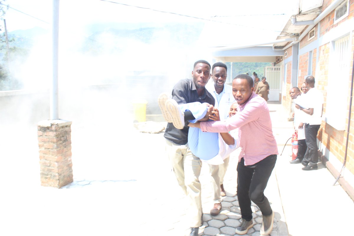MurundaHospital's tweet photo. Aya mahugurwa yabimburiwe no kwiga mu buryo bw'ibiganiro, hakurikiraho uburyo bw'imikoro ngiro. Hakozwe kandi umwitozo w'uko wahungisha abarwayi igihe habaye inkongi y'umuriro.2/2 https://t.co/vcpPziEWvu