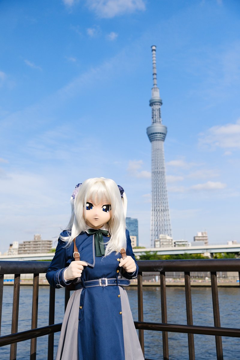 AgentSuzuri's tweet photo. 隅田川の方へやってきたけど、ここからだとスカイツリーが良く見えるわね。高さ600メートルの電波塔なんて、テロの標的にされたら面倒だわ。

photo: @UzumeAyaka @kurono_shion https://t.co/Z8wBsSXV9z