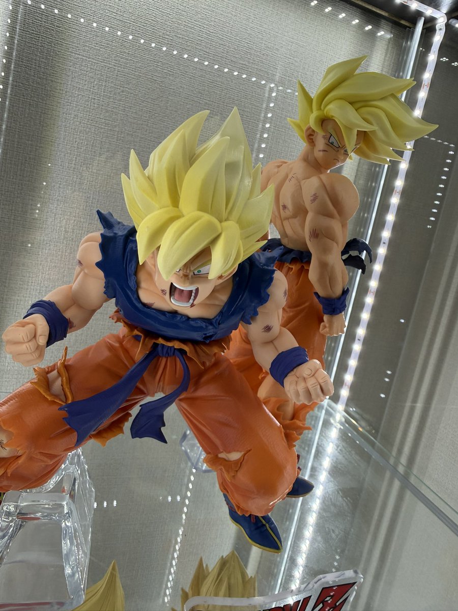 piece171's tweet photo. SUPER SAIYANのB賞もやっと開封できた！

この組み合わせで飾りたかったんよ🌟
がんぷく！がんぷく！

#ドラゴンボールフィギュア
#ドラゴンボール一番くじ
#一番くじB賞C賞
#孫悟空 https://t.co/u9ZJnNN60u