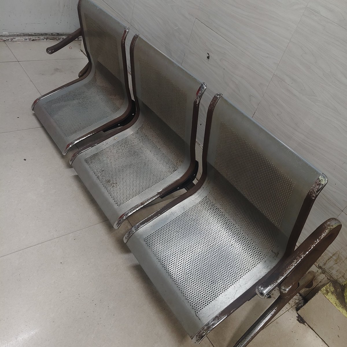 iamrupesh_gupta's tweet photo. Everyday thousand of people's come to ARA kolkata and there are lots of senior citizens but the sitting facilities here are disastrous 
Concerned department please look into this @SuvenduWB @BJP4Bengal 
@CMOfficeWB https://t.co/mO0DC0zmmN