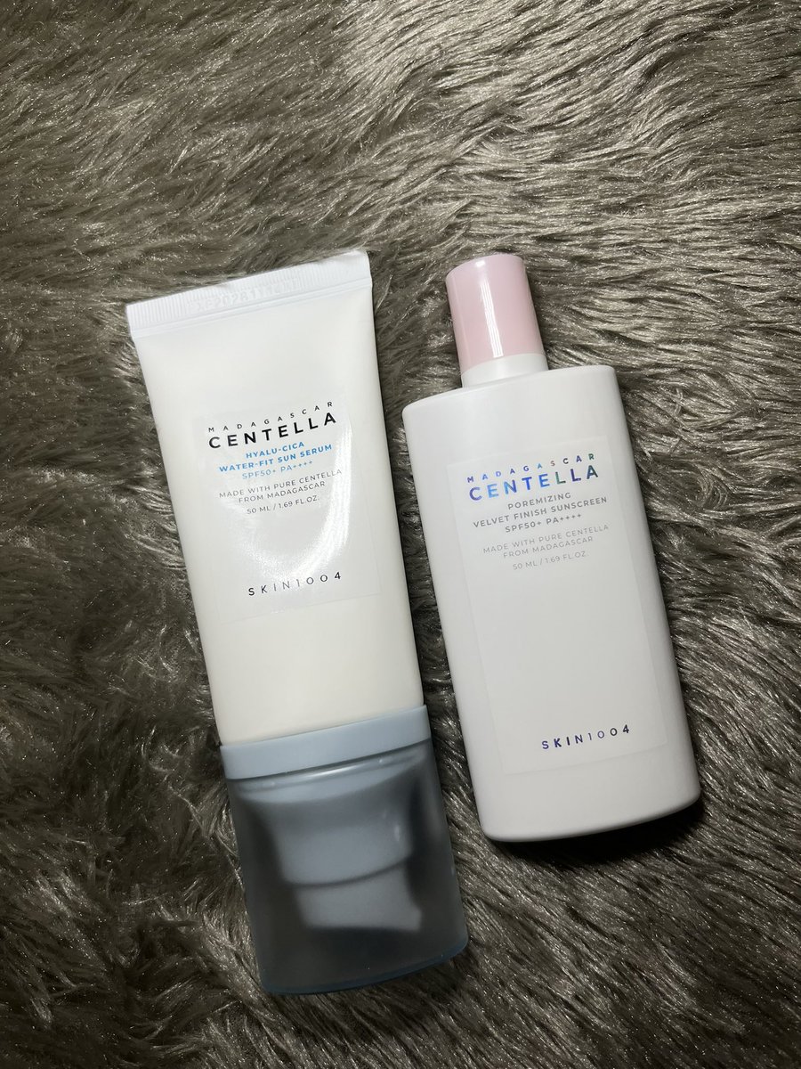 yooarrayzi's tweet photo. Kalau kalian suka look yang soft, smooth, dan lebih matte-fresh ➝ pilih yang Poremizing Velvet Finish Sunscreen💗
Tapi kalau suka hasil akhir glowing, lembap, dan glass skin look ➝ cocok banget pakai Hyalu-Cica Water Fit Sun Serum💙 https://t.co/kN70uVUxTV