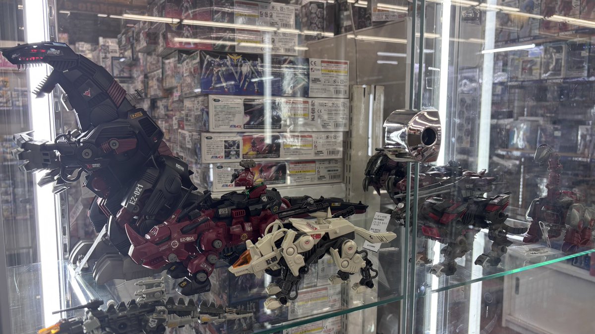組み立て済みプラモコーナーにて、入荷した旧ゾイドをケース内にて販売