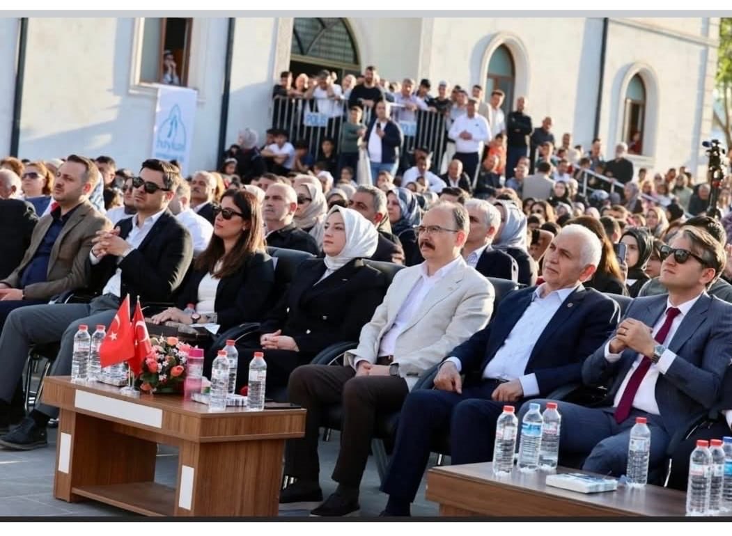 tkdk_siirt's tweet photo. LEADER kapsamında Kurumumuzca desteklenen Baykan Kalkınma Yerel Eylem Grubu Derneği tarafından düzenlenen ‘Hz. Veysel Karani Anma ve Anneler Günü Etkinliği’ne Siirt ilimiz protokolü ve halkımız tarafından yoğun ilgi gösterildi. Bu etkinlikte emeği geçen herkese teşekkür ediyoruz. https://t.co/hmlAqXytLZ