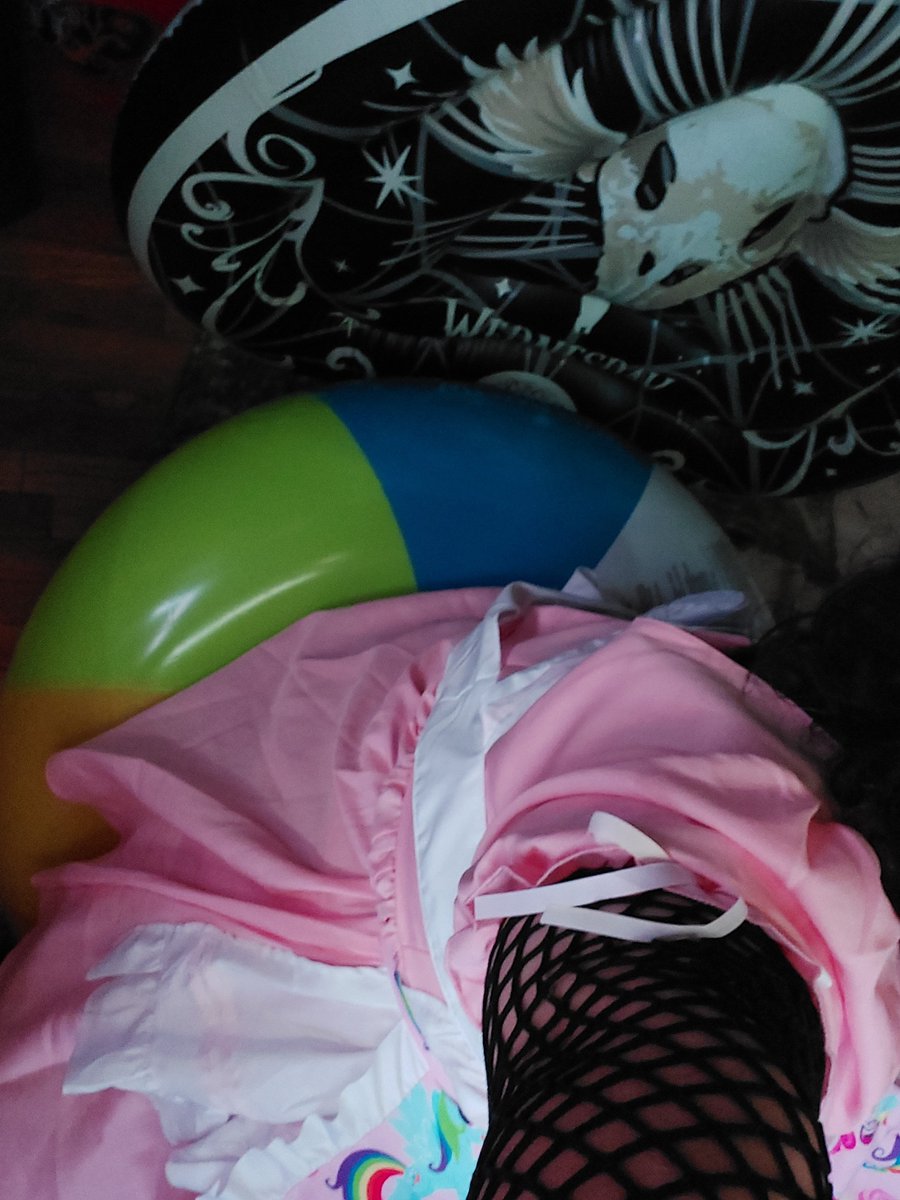 298_john's tweet photo. 🖤🖤

#inflatable #inflatablefetish #pooltoys https://t.co/1P0LyL7Sx3