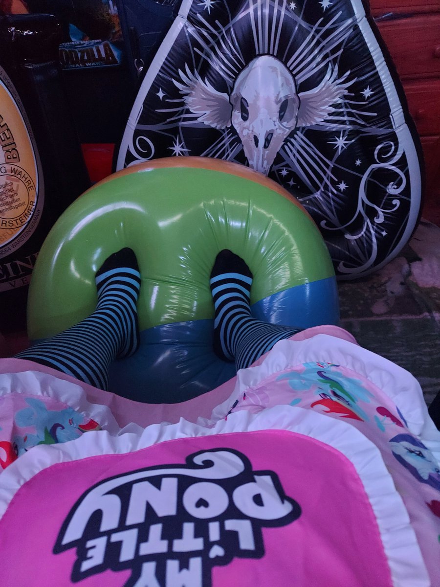 298_john's tweet photo. 🖤🖤

#inflatable #inflatablefetish #pooltoys https://t.co/1P0LyL7Sx3