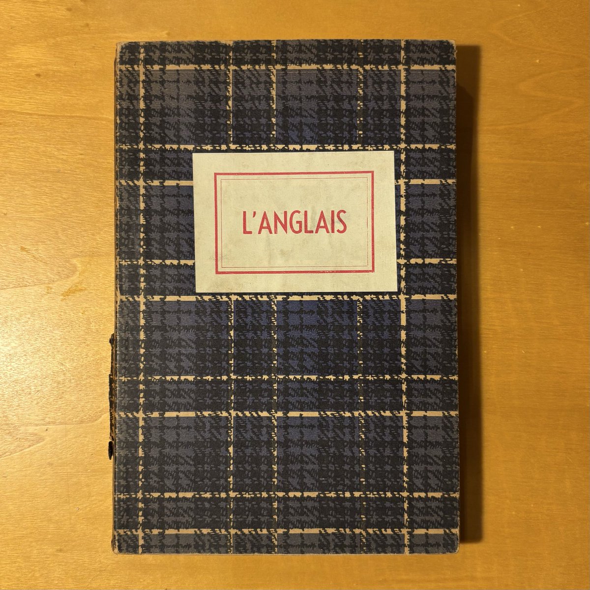 kekkozuke's tweet photo. L’anglais décrit dans le château fermé de Pierre Morion, pseudonyme de André Pieyre de Mandiargues. Une jaquette en papier bleu Écosse. Je n’en ai pas rouge, tant pis!

白水社版、澁澤龍彦訳の装丁はこれを模したわけですね。 https://t.co/DQIyizF6P8