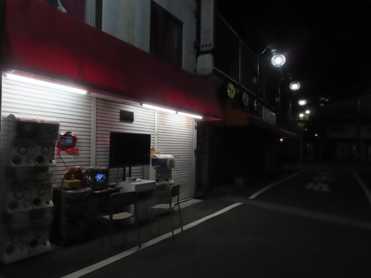 momoshima_jun's tweet photo. 煌々と灯りがついていた誰もいない店先、何故かスーパーファミコンが稼働してた。
え、プレイしても良いの？
今年見た中で一番謎の空間だった。 https://t.co/bZf1UNsifT