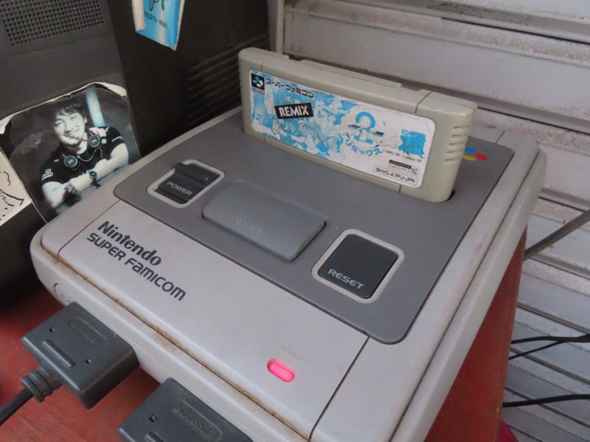 momoshima_jun's tweet photo. 煌々と灯りがついていた誰もいない店先、何故かスーパーファミコンが稼働してた。
え、プレイしても良いの？
今年見た中で一番謎の空間だった。 https://t.co/bZf1UNsifT