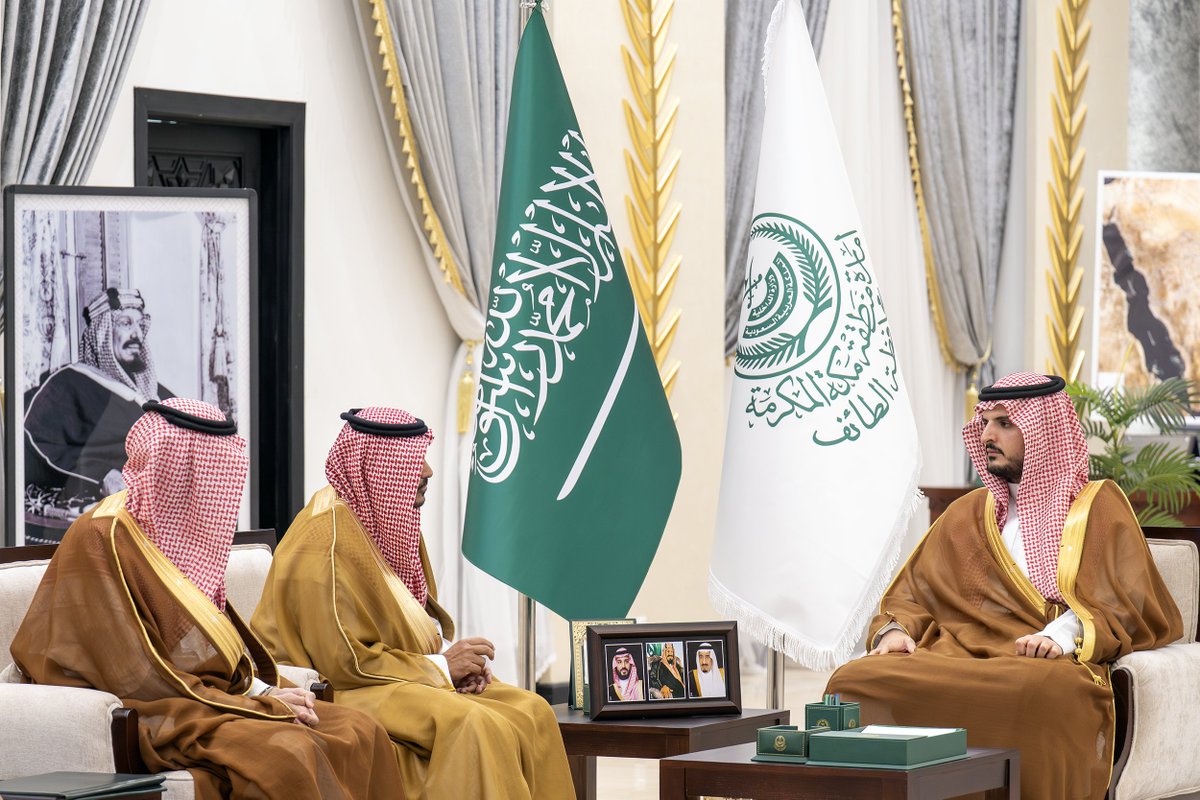gov_taif's tweet photo. سمو #محافظ_الطائف الأمير #فواز_بن_سلطان_بن_عبدالعزيز يستقبل رئيس مجلس إدارة جمعية الطائف الخضراء د. سعد العتيبي واعضاء الجمعية ، بحضور مدير مكتب وزارة البيئة والمياه والزراعة بالطائف المهندس هاني القاضي. 
اطلع-سموّه-على تقرير عن أعمال وبرامج الجمعية والمبادرات المجتمعية المنفذة. https://t.co/YwuKkKEjhw