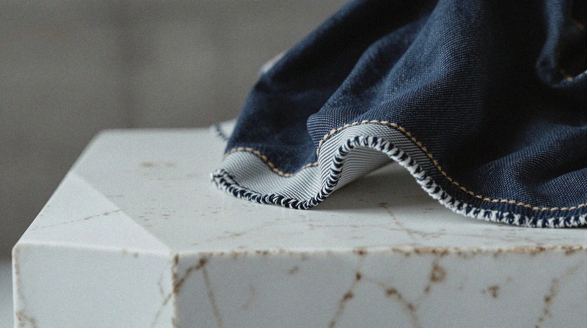 NBibikov's tweet photo. Why some jeans fade into clean white streaks and others just go dull. It's not the wash — it's how the indigo was dyed. Rope-dye coats only the outer fiber; the core stays white. Wear it, and the white shows through https://t.co/gdWjFY0ccE