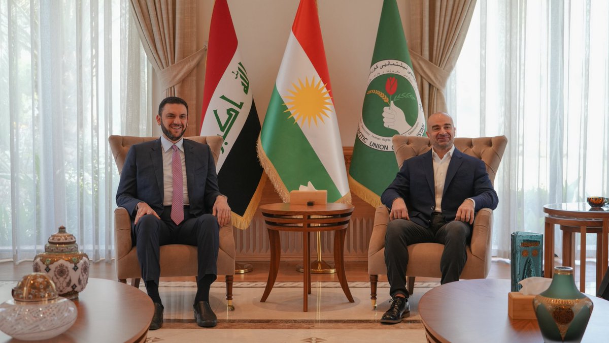 alseyadaiq's tweet photo. رئيس تحالف السيادة يلتقي رئيس الاتحاد الوطني الكردستاني

التقى رئيس تحالف السيادة الشيخ سرمد الخنجر، رئيس الاتحاد الوطني الكردستاني بافل طالباني، لبحث مستجدات المشهد السياسي في البلاد.

وناقش الجانبان ملف تشكيل الحكومة وسبل تعزيز التنسيق بين القوى الوطنية، مؤكدين أهمية توحيد الرؤى وتقريب وجهات النظر بما يدعم الاستقرار، ويعزز هيبة الدولة، ويدفع نحو مواقف سياسية أكثر انسجاماً.

كما شددا على ضرورة دعم تشكيل الحكومة المقبلة وتمكينها من أداء مهامها بما يخدم مصالح الشعب العراقي.